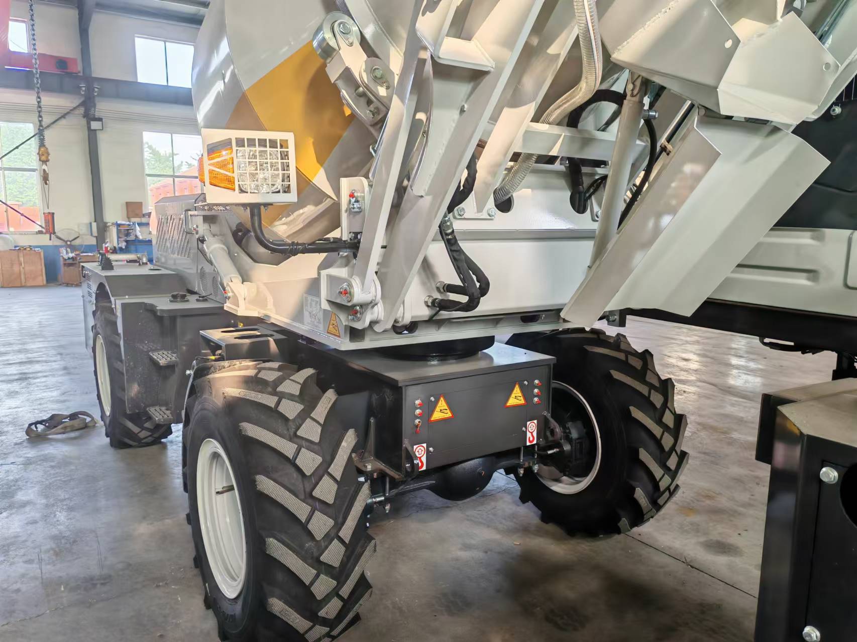 รถผสมคอนกรีตแบบโหลดเองขนาด 2.6 - Heavy Equipment Mixer บทวิจารณ์และราคา